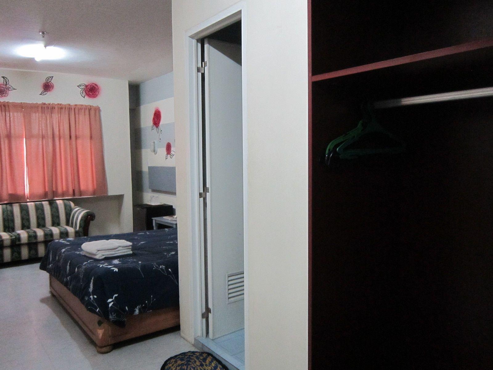 Middle Town Inn Баколод Экстерьер фото